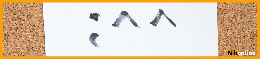 Японский текстовый smiley Kaomoji на белой бумаге