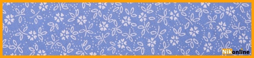 Серые цветочки на голубой ткани